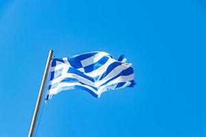 Bandera griega blanca azul con fondo de cielo azul Rodas Grecia. foto