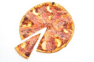Pizza con jamón o jamón de Parma pizza sobre fondo blanco. foto