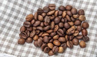 primer plano de los granos de café recién tostados. foto