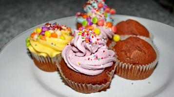 Vista cercana de varios cupcakes dulces, tarta de panadería foto