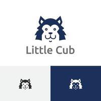 sonriente pequeño logotipo de cabeza de cachorro de lobo lindo vector