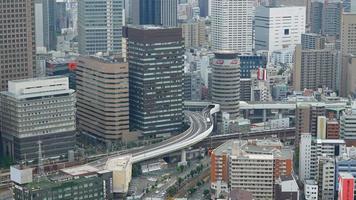 time-lapse van gebouw in osaka skyline stad in japan video