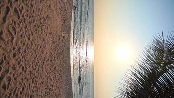 hermosa playa tropical mar océano con cielo azul y nubes blancas video