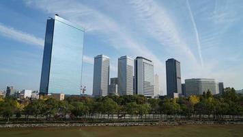 Zeitraffer des Gebäudes in der Skyline von Osaka in Japan video