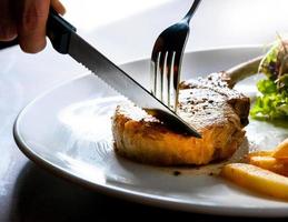 cuchillo de corte chuletas de cerdo a la parrilla filete foto