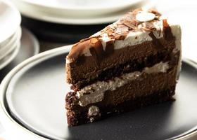 tarta de mousse de chocolate, tarta de chocolate con relleno de crema foto