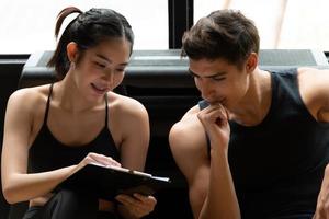 parejas jóvenes hacen ejercicio en el gimnasio para fortalecer el cuerpo foto