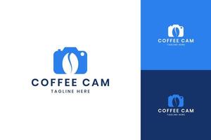diseño de logotipo de espacio negativo de cámara de café vector