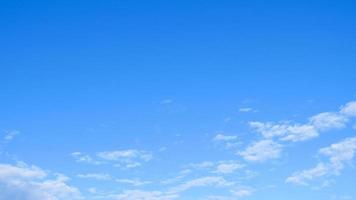 cielo azul y nubes blancas. nubes contra el fondo del cielo azul. foto