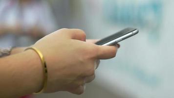 primo piano mani donna utilizzando il messaggio di digitazione mobile sullo schermo dello smartphone. video