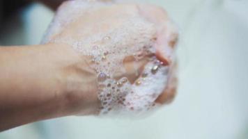 lavarse las manos con agua video