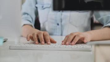 El programador está usando el teclado de la computadora para escribir un programa de base de datos. foto