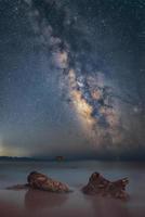 galaxia de la vía láctea sobre la isla de zakynthos capturada desde la isla de cefalonia, grecia. el cielo nocturno es astronómico exacto.