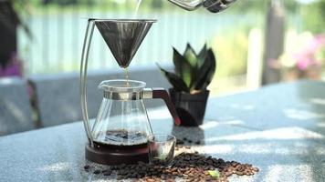 häll varmt vatten från vattenkokaren i kaffedoppen video