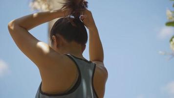 jeunes femmes sportives asiatiques s'étirant et se préparant à courir. sportive exécutant un mode de vie sain. video