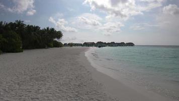 caminando en la playa tropical en maldivas video