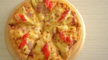 pizza de jamón y cangrejo o pizza hawaiana