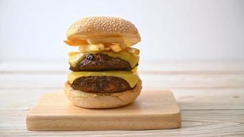hambúrguer ou hambúrguer de carne com queijo e batatas fritas