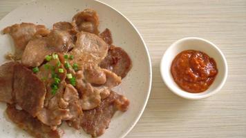 Carne de cerdo a la plancha en rodajas con pasta coreana - estilo asiático