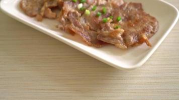 Carne de cerdo a la plancha en rodajas con pasta coreana - estilo asiático