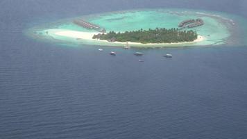 vista dall'alto dell'isola delle maldive dall'aereo o dall'aereo marino video