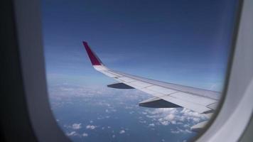 nuvole e cielo vedono dai finestrini dell'aereo video