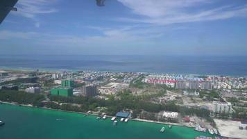 vue de dessus de l'île des maldives depuis l'hydravion ou l'avion