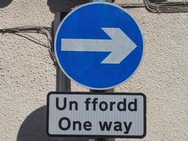 signo de flecha de dirección derecha. un ffordd significa unidireccional en galés. foto