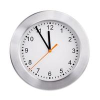 reloj redondo muestra cinco minutos para las doce