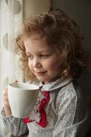 hermosa niña con una taza de té foto