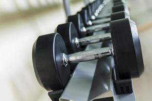 mancuernas en el gimnasio en casa foto