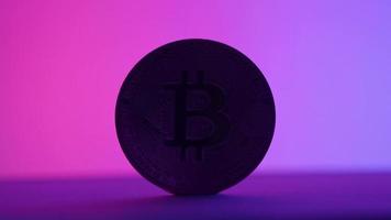 bitcoin in schaduw en licht. cryptocurrency bitcoin en roze blauw video