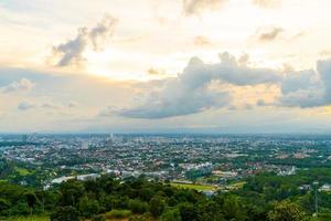 Ciudad de Hat Yai con cielo crepuscular en Songkhla en Tailandia foto