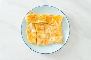 roti con huevo y leche condensada azucarada foto