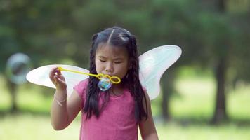 garota com fantasia de princesa de fada soprando bolhas, filmada em phantom flex 4k video