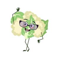 coliflor de lindo personaje con gafas y emociones alegres, cara sonriente, ojos felices, manos y pies. el travieso héroe vegetal verde es el repollo vector