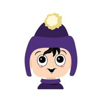 cabeza de adorable bebé con emociones felices. avatar de un niño con ojos grandes y una amplia sonrisa en un sombrero violeta con un pompón. un niño lindo con una cara alegre con un tocado otoñal o de invierno vector