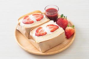 sándwich de panqueque crema fresca de fresa foto