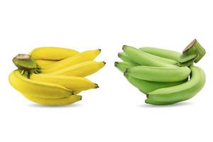 grupo de plátanos verdes y amarillos en una misma rama aislada sobre fondo blanco. foto