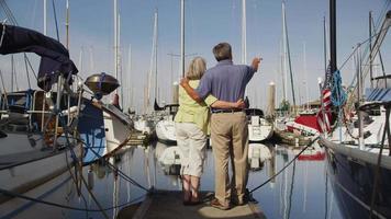 senior paar bij marina samen. geschoten op rood episch voor hoge kwaliteit 4k, uhd, ultra hd-resolutie. video