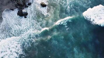 oceaangolven op een prachtig strand video