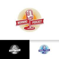 plantilla de logotipo de podcast. micrófono micrófono e ilustración de la salida del sol. vector