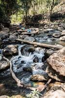 Cascada en la naturaleza y fondo de piedra. foto