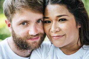 feliz, sonriente, pareja, diversidad, en, amor, momento, juntos foto