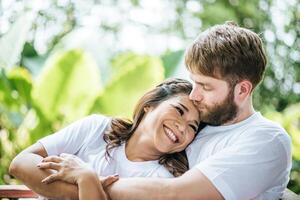 feliz, sonriente, pareja, diversidad, en, amor, momento, juntos foto