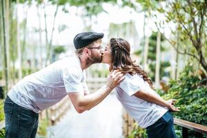 feliz, sonriente, pareja, diversidad, en, amor, momento, juntos foto