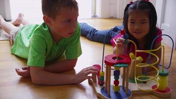 menina e menino brincando com um brinquedo. filmado em vermelho épico para alta qualidade 4k, uhd, resolução ultra hd. video