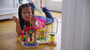 niña jugando con juguetes. filmado en rojo épico para una resolución de alta calidad de 4k, uhd, ultra hd. video