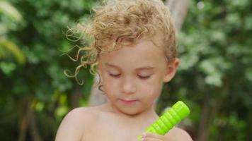 ung pojke som blåser bubblor. sköt på röd epik för högkvalitativ 4k, uhd, ultrahd -upplösning. video