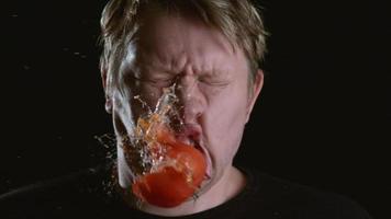 foto em câmera lenta de tomate atingindo o rosto de um homem, filmada em cabo flexível fantasma a 2.000 fps